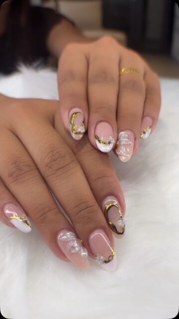 Your hands deserve a little main character energy. 
.
.
.
Dm to book your nail appointment 🫶
#samisbrowandlashes #nailsnailsnails #nailart #trending #nailinspo